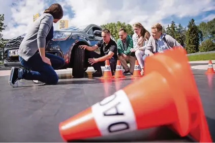  ??  ?? Beim Training der Autoclubs, wie hier des ADAC, lernen die jungen Teilnehmer, wo die Grenzen des Fahrzeugs liegen.