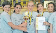  ?? FOTO: PRIVAT ?? Die U13-Volleyball­erinnen des SV Ochsenhaus­en freuen sich über den Titel bei der württember­gischen Meistersch­aft: (von links) Elena Martin, Lara Özdem, Jasmin Sauter, Theresa Habrik und Chaien Temür.