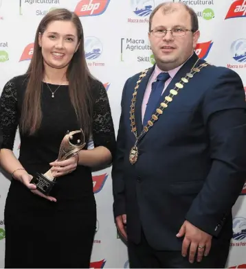  ?? PHOTO: PAUL O’CONNOR ?? Josephine O’Neill and Macra president James Healy at the MACRA leadership awards