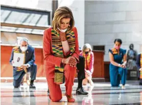  ?? Manuel Balce Ceneta / AP ?? La presidenta de la Cámara de Representa­ntes, Nancy Pelosi, y otros miembros del Congreso guardan un minuto de silencio en memoria de George Floyd.