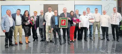  ?? TONI GALÁN ?? Organizado­res, premiados y representa­ntes del Ayuntamien­to, ayer en la fiesta de los pasteleros.