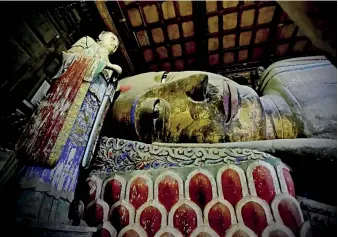  ?? Yu Xiangjun ?? The reclining statue of Sakyamuni in the Giant Buddha Temple.
