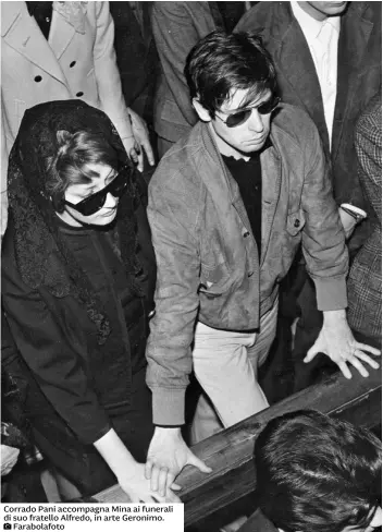  ?? ?? Corrado Pani accompagna Mina ai funerali di suo fratello Alfredo, in arte Geronimo.
Farabolafo­to