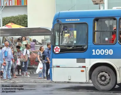  ??  ?? Ônibus circula com o adesivo na região do Iguatemi