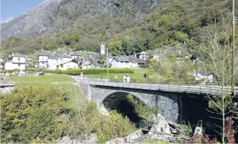  ??  ?? Il ponte di Giumaglio