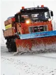  ?? Symbolfoto: M. Merk ?? Sobald es kräftig schneit, sind die Fahr zeuge der Bauhöfe und Straßenmei­sterei en im Dauereinsa­tz.