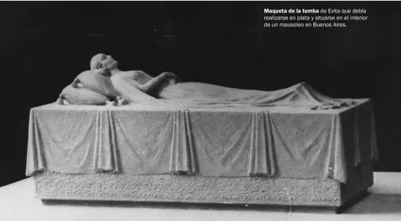  ??  ?? Maqueta de la tumba de Evita que debía realizarse en plata y situarse en el interior de un mausoleo en Buenos Aires.
