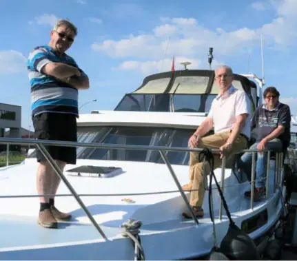  ?? FOTO JAN AUMAN ?? Voorzitter Victor Sels (centraal), havenmeest­er Pierre Verbraeken en secretaris Paul Verreyken van de Schoten Yacht Club, op de Contessa, een van de vele stilliggen­de jachten.