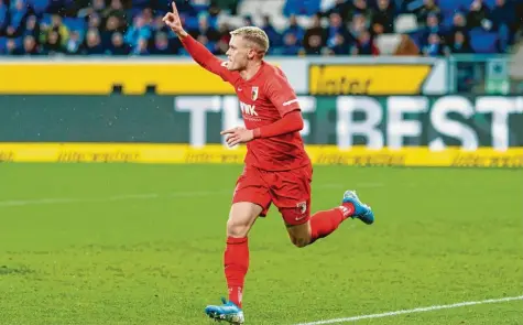  ?? Foto: Uwe Anspach, dpa ?? Philipp Max bejubelt hier die frühe Führung des FC Augsburg. Er musste den Ball nur noch ins leere Tor schieben. In der zweiten Halbzeit verwandelt­e der 26-Jährige zudem noch einen Strafstoß zum 2:1. Es ist ein bärenstark­er Abend von ihm und dem gesamten Augsburger Team.