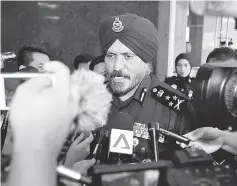  ??  ?? Amar Singh fielding questions by members of the media. — Bernama photo