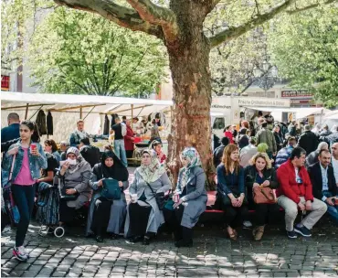  ?? Foto: Ostkreuz/Julius Matuschik ?? Am Nettelbeck­platz in Wedding feiert die türkische Gemeinde ein Fest.
