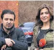  ??  ?? Für den nord-irakischen Fernsehsen­der Rudaw berichten Shivan Berwari (l.) und Aalla Achmed-Hemken aus Montabaur und Düsseldorf. Heute fliegen sie zur Absturzste­lle in die Alpen.