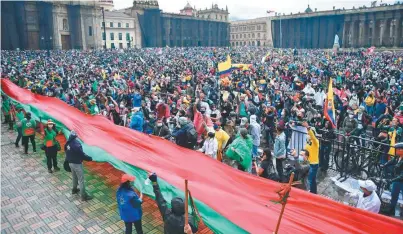  ?? / Óscar Pérez ?? A pesar de la lluvia, la Plaza de Bolívar fue el principal escenario de manifestac­ión y confrontac­ión.