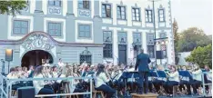  ?? Foto: Helmut Kircher ?? Gut 1000 Zuhörer erlebten den Serenadena­bend mit der Jugendblas­kapelle vor der Harthauser Schlosskul­isse.