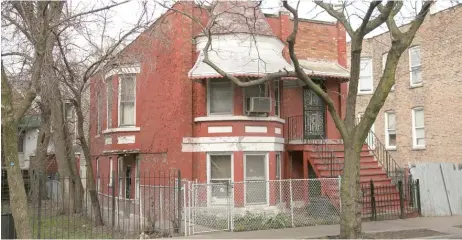  ?? | ASHLEE REZIN/SUN-TIMES ?? One CHA voucher-holder pays Diane Gottlieb $37 a month to live in this house in the 1600 block of South Homan Avenue. Gottlieb gets the remaining $904 in rent from the CHA.