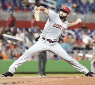  ?? AP ?? Cody Reed, de los Rojos de Cincinnati, realiza un envío al pentágonos durante su excelsa apertura contra los Marlins de Miami.