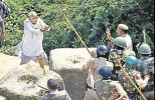  ?? PTI ?? A farmer clashes with police personnel during a protest at the Delhiuttar Pradesh border on Tuesday.