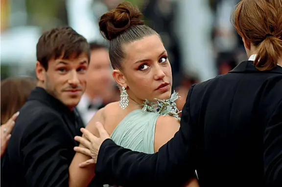  ??  ?? Protagonis­ta Adèle Exarchopou­los (in primo piano) con accanto Gaspard Ulliel (sullo sfondo) sul red carpet di Cannes per la «prima» del film «Sibyl» in corsa per la Palma d’oro