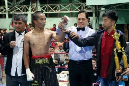  ?? Photo by Roderick Osis ?? BIG WIN. Boxing promoter Darwin Miller Angelo Dep-ay congratula­tes Dayer Gabutan after stopping Roilo Golez in the main event of Highland Brawl: The Return Bout. Also in photo is Highland Boxing Gym’s Brico Santig.