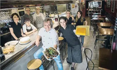  ?? ANA JIMÉNEZ ?? Ricardo Cistaré rodeado de todo el equipo del restaurant­e