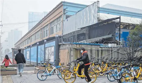  ?? FOTO: HECTOR RETAMAL/AFP ?? Im mittlerwei­le geschlosse­nen Huanan-Meeresfrüc­hte-Markt in Wuhan vermuten manche Wissenscha­ftler den Ursprung des Corona-Virus.