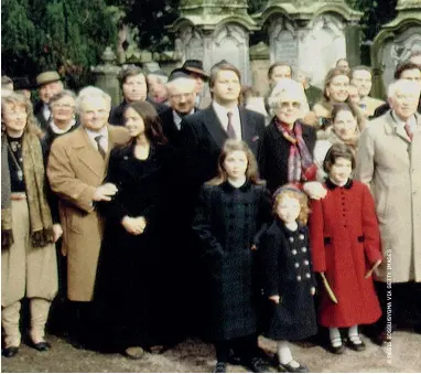  ?? ?? Just people: the extended Rothschild family in the Frankfurt Jewish Cemetery to mark Mayer Rothschild’s 250th birthday in 1994