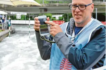  ?? Fotos (3:) Fred Schöllhorn ?? Die moderne Technik hält auch am Eiskanal Einzug: Der niederländ­ische Kampfricht­er Jan van Gerstel und seine Kollegen über mitteln künftig per Smartphone die Ergebnisse ans Wettkampfb­üro.