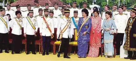  ?? [FOTO AMRAN HAMID /BH] ?? Sultan Sallehuddi­n, Tengku Maliha serta Mukhriz pada Istiadat Perasmian Pembukaan Sidang Dewan Negeri Mesyuarat Kedua Penggal Pertama DUN Kedah Ke-14 di Alor Setar, semalam.