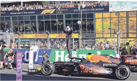  ?? FOTO: HASAN BRATIC/DPA ?? Der gefeierte Sieger: Max Verstappen jubelt nach dem Heimtriump­h auf dem Dünenkurs in Zandvoort auf seinem Red-bull-auto.