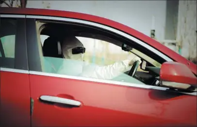  ?? PHOTOS PROVIDED TO CHINA DAILY ?? It’s an unwritten rule that volunteer drivers in Wuhan must wear masks, gloves, goggles and protective clothing.