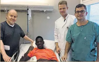  ?? FOTO: HOSPITAL NEO ?? Ousmane Dembélé, tras la operación con los doctores Sakari Orava, Lasse Lampainen y Ricard Pruna