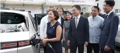  ?? ?? MAKATI Mayor Abby Binay tries charging the Ioniq 5. Joining her were (from left) Makati Second District Rep. Luis Campos, Korean Ambassador Sang Hwa Lee, Makati Vice Mayor Nik Lagdameo, HMPH president Dong Wook Lee, Makati First District Rep. Kid Peña, and Hyundai Motor Group EVP of Strategy Planning Division Dong Wook Kim.