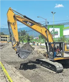  ??  ?? MAQUINARIA. Equipo pesado y obreros ejecutan el trabajo frente a la central del Cuerpo de Bomberos.