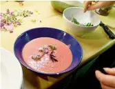  ??  ?? Růžová polévka z řepy, růžové primule, rudý výhonek kozlíku – sladěná barevná kombinace