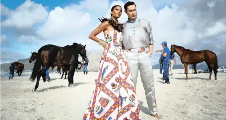  ?? HENK KRUGER African News Agency (ANA) ?? TAMARYN GREEN (Miss South Africa 2018) and Malcolm Henderson with horses participat­ing in this year’s Sun Met. The horses were at a training session at Muizenberg beach. The race will be hosted at the Kenilworth Racecourse on January 26. |