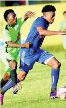  ?? SHORN HECTOR ?? Mount Pleasant’s Suelae McCalla (right) dribbles forward while challenged by Molynes United’s Tyrece Wynter in their Red Stripe Premier League match at the Constant Spring Field on Sunday, December 15, 2019.