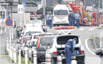  ?? [AP PHOTO] ?? Police officers stand by Monday near a facility for the handicappe­d where a number of people were killed and dozens injured in a knife attack in Sagamihara, outside Tokyo.