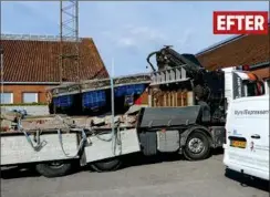  ?? LOKAL TV FOTO: AABENRAA ?? Et af mur- elementern­e var ikke fastgjort ordentligt og faldt derfor af lastbilen under transporte­n.