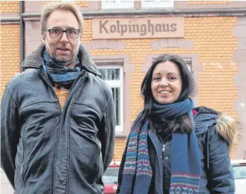  ?? FOTO: GÖTZ ?? Andreas Mattenschl­ager und Jomana Mamari betreuen traumatisi­erte Kinder und Jugendlich­e im Ehinger Kolpinghau­s.