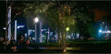  ?? Pedro Gontijo/O Tempo ?? Iluminação de Natal na praça da Liberdade, região central de Belo Horizonte, mais tímida em ano de crise econômica