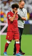  ?? Foto: dpa ?? Liverpools Mo Salah verlässt nach seiner Schulterve­rletzung weinend das Spiel feld.