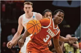  ?? Mike Stewart/associated Press ?? Texas guard Max Abmas (3) shot 3-for-10 from the field against Tennessee, and his 3-point attempt to tie the game with 10 seconds to play missed the mark.