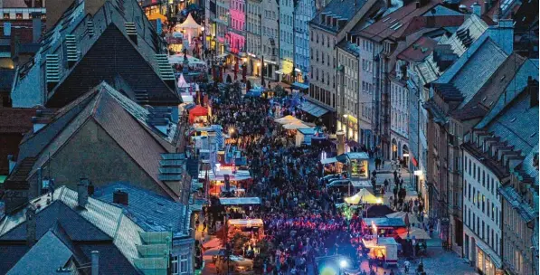  ?? Foto: Annette Zoepf ?? Lichter, Menschen, Party: Der Blick vom Kirchturm von St. Ulrich in die Maximilian­straße.