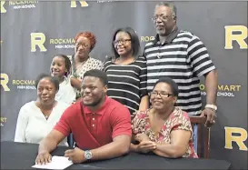  ?? Kevin Myrick / Standard Journal ?? Kerrion Woolfork and his family take a photo to commemorat­e his signing with Lane College