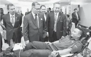  ?? — Gambar Bernama ?? BERTANYA KHABAR: Idris (dua kiri) bertanya khabar dengan seorang penderma darah pada program Ramah Mesra bersama warga Menara Persekutua­n, semalam. Turut hadir Setiausaha Kerajaan Negeri Datuk Roslan Ibrahim (kiri).