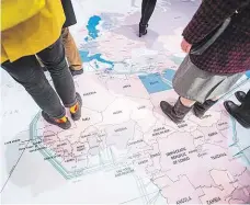  ?? Plán na podlaze Doxu ukazuje, kudy vedou pod mořem hlavní komunikačn­í kabely internetu. FOTO DOX – LUKÁŠ OUJESKÝ ?? Mapa místo umění.