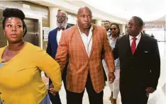  ?? Yi-Chin Lee / Staff photograph­er ?? Renard Spivey, 63, leaves with family after appearing in court Friday in Houston. The Harris County sheriff ’s deputy is accused of killing his wife, Patricia Marshall.