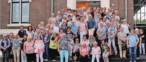  ?? FOTO: NN ?? Das gute Wetter hatten die Reisenden ebenso wie den Segen von Pater Konrad Liebscher aus Goch mitgenomme­n.