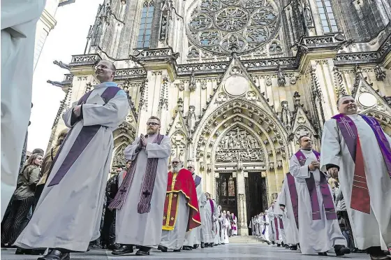  ?? Foto: Petr Topič, MAFRA ?? Průvod Kněží po obřadu odcházejí z Chrámu svatého Víta na Pražském hradě. Sešlo se jich zde několik set a jen jejich nástup na bohoslužbu trval více než patnáct minut.