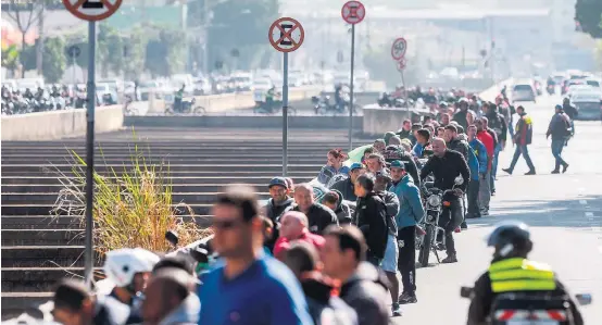  ?? TIAGO QUEIROZ/ESTADÃO ?? Correria. Boato de que havia gasolina em um posto de combustíve­l na Marginal do Tietê, na zona norte, mobilizou dezenas de motociclis­tas ontem à tarde